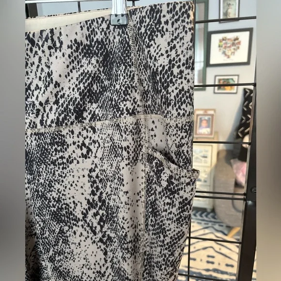 Chico’s Zenergy Snakeskin Print Leggings EUC - Picture 5 of 5